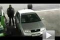 太背了！加油站車主被莫名輪胎無辜撞到